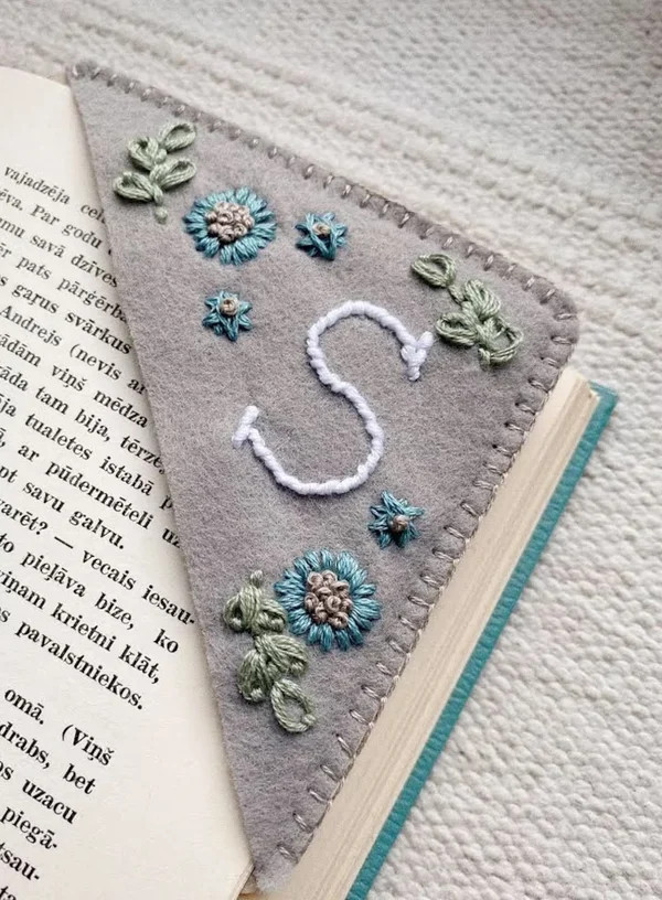 kelinia bookmark - Personalized hand embroidered corner bookmark