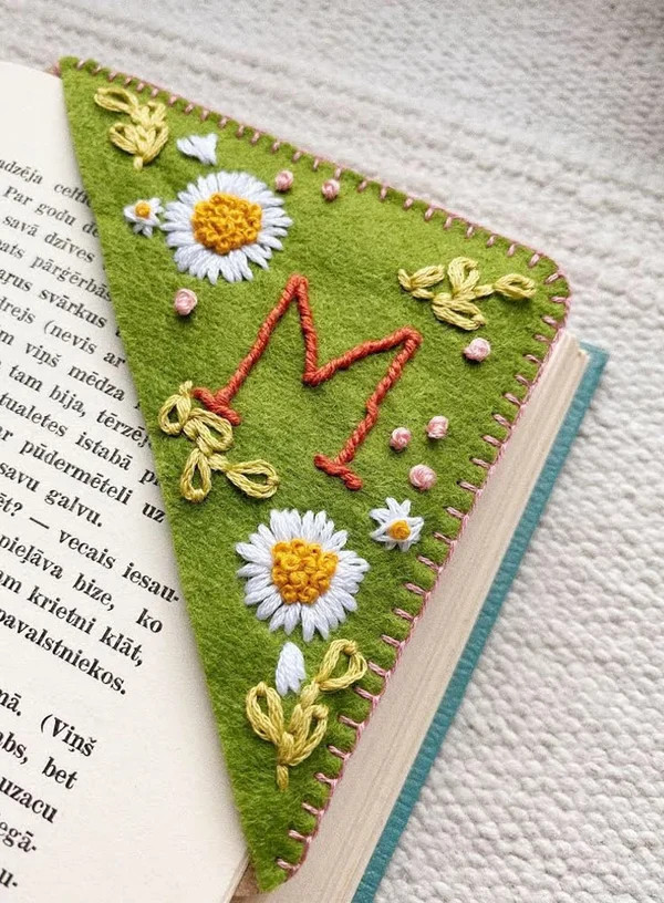 kelinia bookmark - Personalized hand embroidered corner bookmark