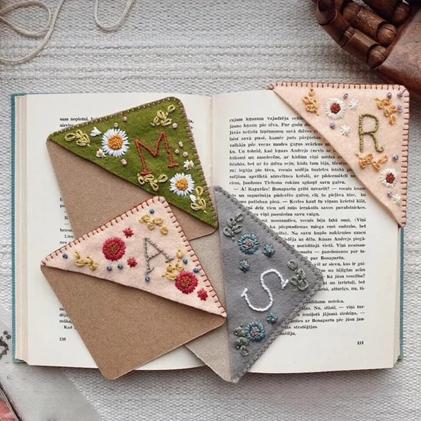 kelinia bookmark - Personalized hand embroidered corner bookmark