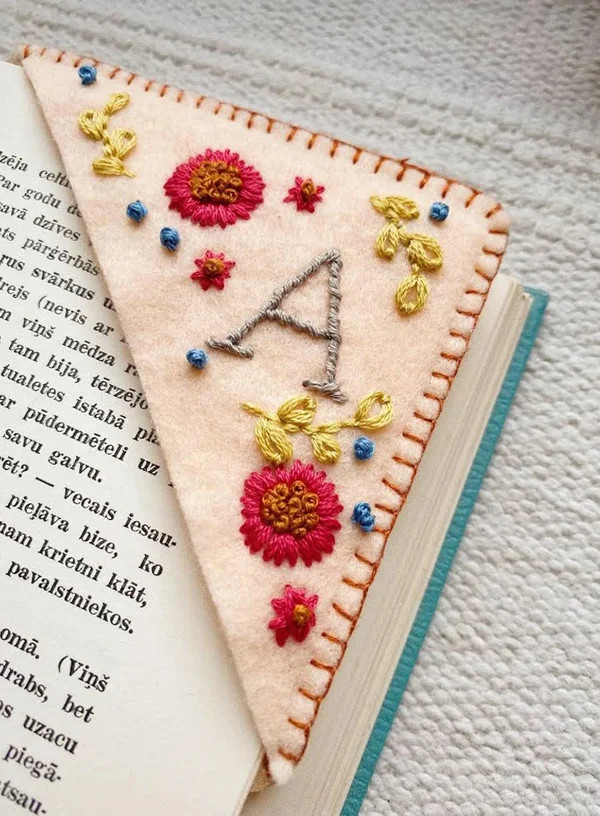 kelinia bookmark - Personalized hand embroidered corner bookmark